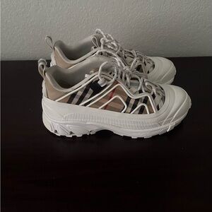 Slightly worn Burberry Arthur Vintage